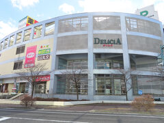 駅近くにはコンビニは無くて、10分弱歩いた店まで。12:19、その近くにあったショッピングモール。