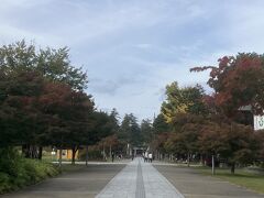 駅から歩いて30分ほどで、上杉神社に到着しました。

米沢城の跡地に建っています。
とても広い空間で気持ちいいです。