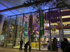 仲通りに向かって歩いていると多くのお客さんが集まっているエリアがありました。