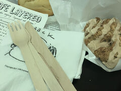 おはようございます
ソウル2日目
朝食は昨日テイクアウトした
【Cafe Layered】 のスコーン（プレーン＆紅茶）
1個がかなり大きくて満足感あり