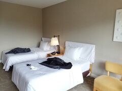 ■■■　2/22(木)　■■■
病院＞三田アウトレット＞グランドニッコー淡路
自家用車で病院。9時から病院で診察。中国道で三田アウトレットへ。デロンギの全自動コーヒーメーカーを購入。無料発送があり、駐車場まで、距離がありましたので、お願いしました。2月の平日のため、三田アウトレットは混雑なく買い物ができました。フードコートが高めなので、三田のカフェに行きましたが、行列が・・・結局、イオンのフードコートで、昼食。
ホテルの駐車場は、地下駐車場です！！！豪華なホテルですね～。