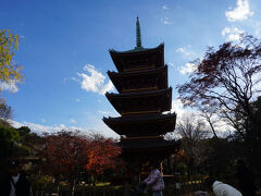 旧寛永寺五重塔は、上野動物園内にあります。
五重塔は、上野東照宮の一部として、１６３１年（寛永８年）に土井利勝によって創建されたが、１６３９年（寛永１６年）に焼失。同年、幕府の作事方の棟梁だった甲良宗広らによって再建されたのが現在の塔です。