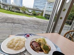 東京ビッグサイトのレストラン街にあるお店「マーメイド」でランチ休憩。

東京ビッグサイトの外の景色を眺めながら、優雅に洋食を味わう、贅沢なひと時を過ごせます。