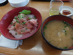 海鮮丼！
写真だとわかりづらいですけど、量がすごい。あら汁も「あらとは何だったのか」というレベルの内容。
店内も広くていいお店でした。