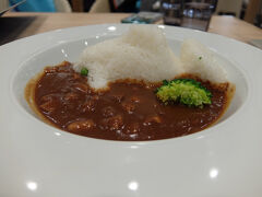 お昼ごはんはシャチの水槽の隣、スタジアムの下にあるレストランで。シャチショーをやっている間は人が減るのでねらい目。
こちらはシャチライスという名のハヤシライス。
