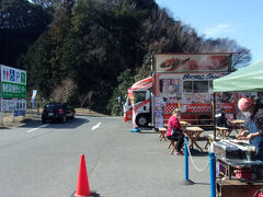 少し上流に養老渓谷観光センターがあり、レストハウスが建つ。ここで昼食。