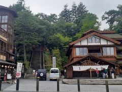 右は御座乃湯という日帰り温泉施設