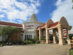 さらにしばし歩いて、アンコール国立博物館にやってきました。

ゴエモン「なかなか立派な建物だね。」