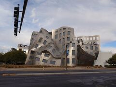 あ…このビルも何なんだろう…

なーんて考えてたら…アウトレット到着！！！