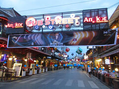 川を渡ってパブストリートへ。

昼間は閑散としていた通りも、夜の帳が降りるにつれ賑わいを増していきます。

ゴエモン「ネオンがつくと、いかにも繁華街といった雰囲気になるね。」