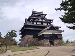 国宝松江城は本当に素晴らしかったです
急な階段を最上階まで登り切りました
つるつるの階段を下りる方が大変でした
そういえば城の外に出た時、腰をさすってもらっている人がいましたが、大丈夫だったか心配になりました
