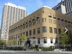 07：00　まずは荷物を預けにフロントに立ち寄ります。

外観は一見ホテルとは思えずオフィスビルのようですが、そこはかとない風格が感じられます。
関東大震災後の建築という事で、耐震性を第一にしながらも当時としては斬新且つモダンで重厚な雰囲気の建物です。

ここに泊まる事が一番の旅の目的ですが、それだけでは面白くないので、