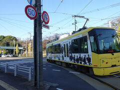 　東京のホームタウン・亀戸には、都電の専用軌道の跡があります。都バスはいつも混んでいるし、亀戸にも都電が残っていればどんなに便利だったろうか。
　飛鳥山電停で降りて、黄色い電車を見送りました。最近、信号の意味を理解した我が子。電車が信号で停まるのが面白かったようで、笑ってました。
