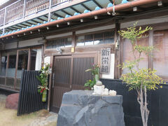 新栄館・・・家族経営の　アットホームな民宿

年末土曜日　宿泊

町中にある　小さな民宿

その日は　2組のみの宿泊

食事棟と宿泊棟に分かれ　宿泊棟2Fにて宿泊

2間続きの和室　冷蔵庫と湯沸かしポット　なし

2本のペットボトルのお茶サービス　あり

wi-fi　あり

浴衣は　必要ならば　貸出あり

トイレは部屋を出て奥　和風トイレを洋風ウォシュレットに改造

洗面所は宿泊棟1F　そこに歯ブラシ・ブラシ・ドライヤー　あり

お風呂は宿泊棟1F　1か所貸し切り

バスタオルはなく　部屋にてタオル2枚サービス

良ければ　お風呂場にあるタオル　必要数使ってくださいとのこと

浴室はかなり広く　ステンレスのバスタブには　熱めのお湯たっぷり

食事は　地元素材使用した　海鮮料理

お刺身の魚は　まだプルプルしていて　鮮度の良さ実感

鯛やフグ・貝にお野菜・フルーツ

朝食には　食後のコーヒー付き

美しく丁寧に　食べやすさと美味しさ感じる　メニュー

今回クーポン使用で　リーズナブルに昭和感MAXにて　宿泊

お宿の方々の　温かい心遣い嬉しいスポット

