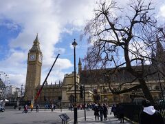 次は、徒歩で国会議事堂へ。チケットはWebで日本から予約。オーディオガイドで1人25ユーロ。