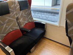 シートピッチがものすごく広くとられており、のびのびできる。むしろ広すぎてテーブルまで遠いと感じるほど。窓も景色が見やすいよう大きくとられている。