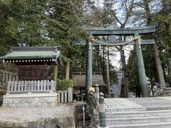 歩いていると立派な鳥居が見えてくる。後で調べて知ったがこちらの二の鳥居が本来の入口なのだとか。銅でできた鳥居が重厚感を感じさせる。