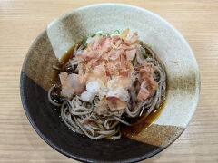 現存12天守の丸岡城を満喫しました。
これで、現存12天守コンプリートまであと３城、現実味を帯びてきました。
ここから、また路線バスに乗って移動です。
40分も乗っていたので、ちょっと居眠りしちゃったけど、無事に到着しました。
目的地の永平寺です。
先ずは、門前町でランチをいただきます。
ちょうどお昼時だったので、どのお店も大混雑、こちらのお店も10分ちょっと待ちました。
福井グルメのひとつ、越前おろしそばをいただきました。
お値段は、990円。
でも、お味は正直を言うと。。。
お値段の割には。。。
朝食のドーミーインで食べたおろしそばの方が数段美味しかったです。