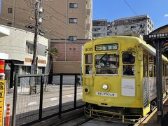 路面電車の駅まで来て、私の足がちょっと痛くなった。。。。そして、寒さに弱い夫も限界。


