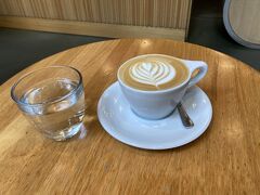 カフェラテをいただきました。おいしかったです。
おいしそうなドーナツも売ってましたが、我慢。。。