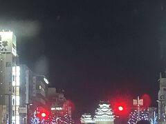 駅前からライトアップされたお城鑑賞。ちょっと信号機とかの光が邪魔ですね。