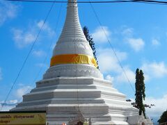 【ワット プラタート ドイ コンムー】

バイクで一気に山を登りました。