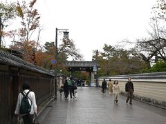 石畳の道の先に建仁寺