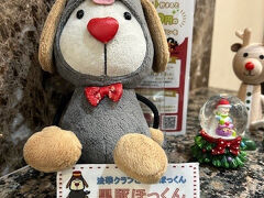 つまみだされなかった！
こちらはチェックイン時にフロントの女性にお断りして撮らせてもらった法華クラブのキャラクター「ほっくん」
全国のホテル法華クラブでご当地のコスチュームを着ているそうな。
ここは鹿児島だから黒豚の着ぐるみ。

「可愛いですねーーー！」とキャッキャしていたら、全国のコスチュームを着たほっくんのメモ帳を頂いた(・▽・*)お姉さんありがとうーーー！