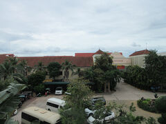 さてこれにてアンコール遺跡観光はおしまい。あとはホテルに戻って荷物をパッキングし、空港へのピックアップを待つだけ。

アンコール遺跡群はとても広大な遺跡で、今回見たもの以外にもいろいろな遺跡が点在しています。すべてを見るには優に一週間くらいはかかるでしょうし、今後も新たな遺跡が発掘される可能性もあります。まさに遺跡好きには垂涎の地と言えましょう。

ゴエモン「ずっと曇りがちな天気で、あんまりきれいに晴れる日はなかったね。アンコールワットの朝日・夕陽は残念だったけど、その分日中は暑すぎず快適な観光ができて良かったよ。」