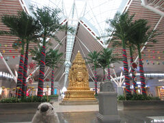 空港にやってきました。

カンボジアの誇り、アンコールトムのバイヨン寺院みたいな金ぴかのモニュメントがあったので、ゴエモンの記念写真。

ゴエモン「はるか昔はアンコールワットやアンコールトムの仏像も金箔などに覆われていたのかな。もしそうならさぞかし見事な光景だったことだろうね。」