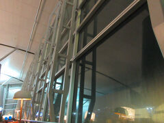 ホーチミンへのフライトは少し遅れましたが、無事ホーチミン　タンソンニャット空港へ到着。日本へのフライトは真夜中なので、それまでの時間は行きと同じプライオリティパスが使えるRose Loungeで暇つぶし。