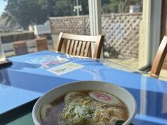 恋人岬に続き、堂ヶ島でも強風が吹き荒れていたので、バス停近くのレストラン名物？　の生姜ラーメンを食します。斬新なメニューですが、味はまあまあ。この後予定していた遊覧船は風の状況からやばいのでは？と思い運航状況を確認すると案の定欠航。まだ宿に入れるまでは時間があるので、フリー切符のメリットを生かし少しバスに乗って移動することに。