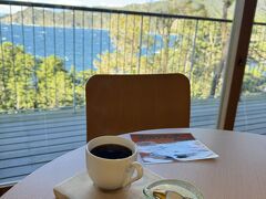 寒くて外にいるのもつらいので、公園にある案内所でコーヒーを頂きながらバスの時間を待つことに。強風の中では暖房の効いた案内所が本当ありがたく感じるものです。