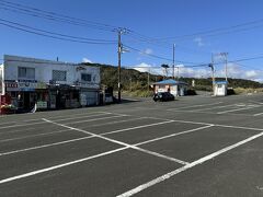 ★13:00
風が強すぎた西側から「避難」するようにたどり着いたのは、下田駅から車で20分ほどの場所にある「爪木崎」。往路はちょうどよいバスがなかったので、下田駅からタクシーで移動。2500円位かかりましたが、遊覧船に乗れてないのでその分の転用ということで。