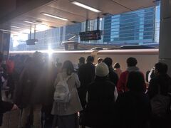 26日(木)午後　ごった返す東京駅
隣席のアメリカ人、息子と新幹線でルスツに行くそう　13年前の新婚旅行以来の日本と(^^;)