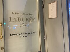 今朝のお目当てはラデュレの朝食。