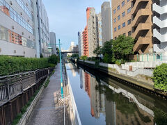 少し歩くと芝浦運河があります。都会の中でこの空間だけは、時間がゆっくりと流れているような感じがしました。周囲には緑が多く、落ち着きを与えるような空間が広がっています。