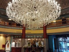 今晩から２泊するホテル・モガドールパレスアグダルに到着です。
ロビーのゴージャスなシャンデリア。
５つ星ホテルなので、楽しみです。
（ホテルの詳細は、口コミを参考に）

明日は、マラケシュ観光です。
