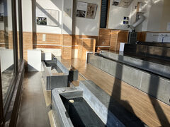 車で少し移動して
足摺岬足湯。
そので足湯に浸かりながら
白山洞門が眺められます。

私たちは足湯には入らず
窓越しに白山洞門を眺めますが
やはり降りてみようということになります。
