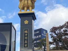 青空に映える黄金の像！