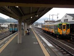 伊予大洲に着きました。
乗ってきた列車はここ止まりで、このあと右手の宇和島行に乗り換え。
その列車も、松山から半時間ほど早く出て、海線経由で着いていました。
