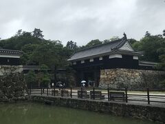 路面電車で、高知城へ。