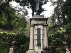 板垣退助の銅像があります。