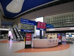 時刻は22時前なので閑散とした雰囲気。
お店は開いているけど中国で何か買う気はしないので真っすぐラウンジへ。