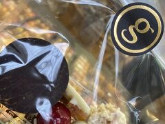 量り売り。味見用に1粒ずつ購入時しました。
ホテルの近くだから何度も通るだろうと思っていましたが、お店の前を通ったのは、結局初日のこの日だけ。
とっても美味しいチョコ！もっと買っておけばよかった。
MAISON GEORGES LARNICOL - MOF - Biscuiterie Chocolaterie