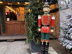 コンコルド広場に出ると、クリスマスマーケット。
本日12/29、まだまだクリスマスムードが味わえてうれしい。