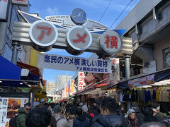 しばらく歩いてアメ横に来ました。