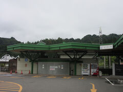そうです「道の駅　まつだいふるさと会館」は北越急行ほくほく線の「まつだい駅」も併設された道の駅・鉄道駅の共用施設なのです