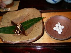 むら玄
有馬温泉観光案内所で、場所を確認してむら玄まで歩いた。
観光前に腹拵えです。そばを注文。
写真は、ビールの摘みで蕎麦豆と蕎麦味噌
食事中に客が増えて、行列が出来た。