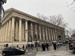 マイユの向かいにあるマドレーヌ寺院。
想像している寺院の形ではなく、とっても大きい。
ナポレオンが「ギリシャ神殿風にする」といったので、この外観になったのだとか。
カトリックの教会です。マドレーヌさんが祀られています。